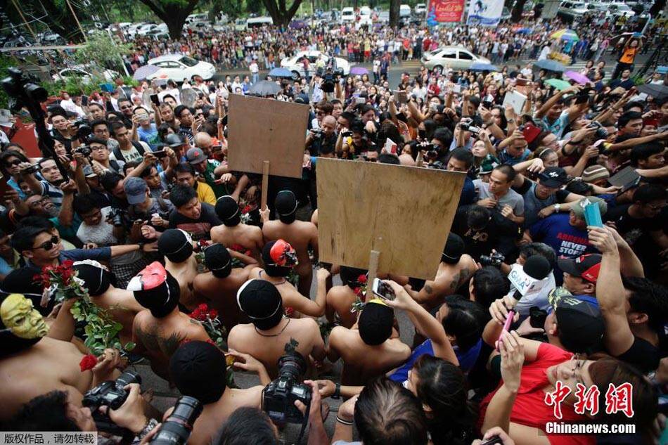 菲律宾大学举行男生裸奔大会