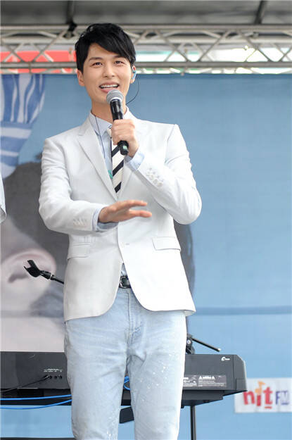 “创作王子”严爵举办签唱会 气质钢琴手变威猛拳击手_手机凤凰网