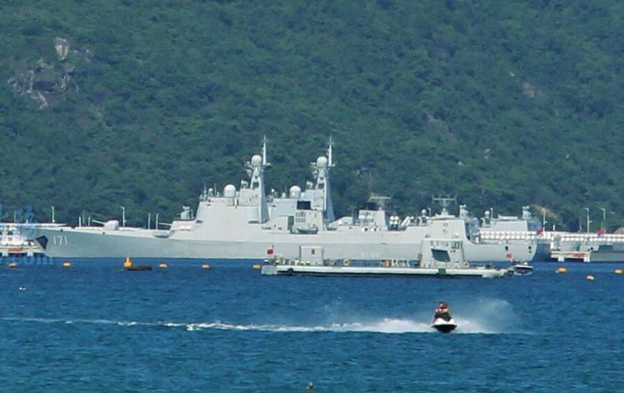 某军港拍到的中国海军神盾舰的图片,包括052c级防空驱逐舰171海口舰