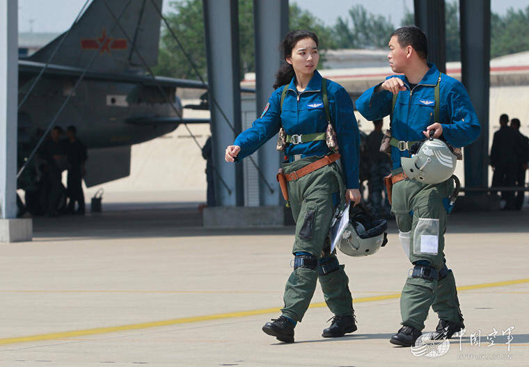 啥叫气质?中国空军女飞行员颜值担当
