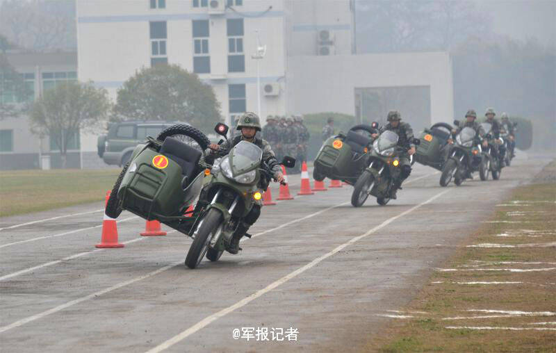 官兵摩托车特种驾驶训练一幕