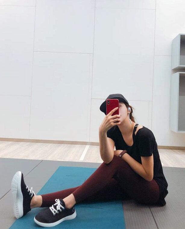 这位充满艺术细胞的女画家,除了热爱绘画还酷爱健身.