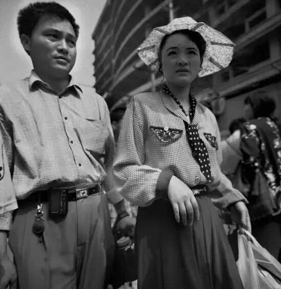 老照片:80年代时髦的俊男靓女,打扮如此清新!