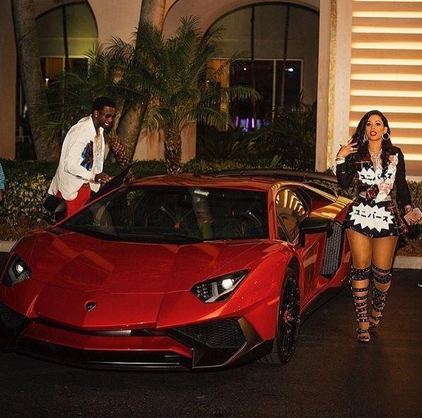 在非洲的贫民窟或许连一辆动物拉车都是奢侈品,但在非洲的富人区,豪车