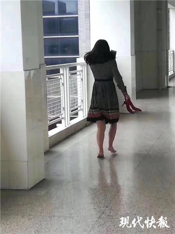 怕扰学生上课 家长脱高跟鞋赤脚走路(图)