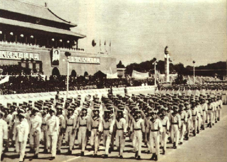 1950年的国庆节 天安门广场满是兴奋的游行群众