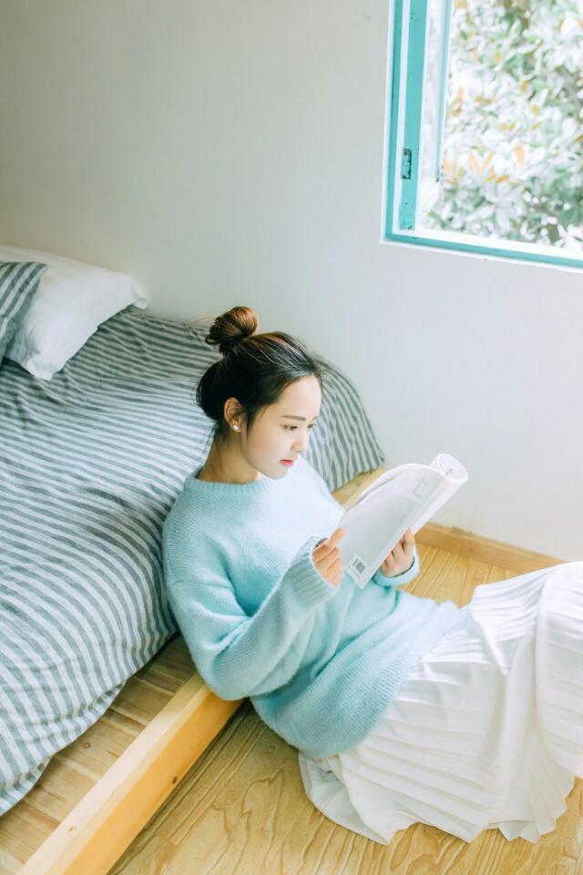 清纯白皙美女看书写真