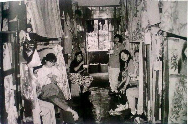 图为深圳一家服装厂里的员工女宿舍,一个小房间里放了两排上下铺床,只