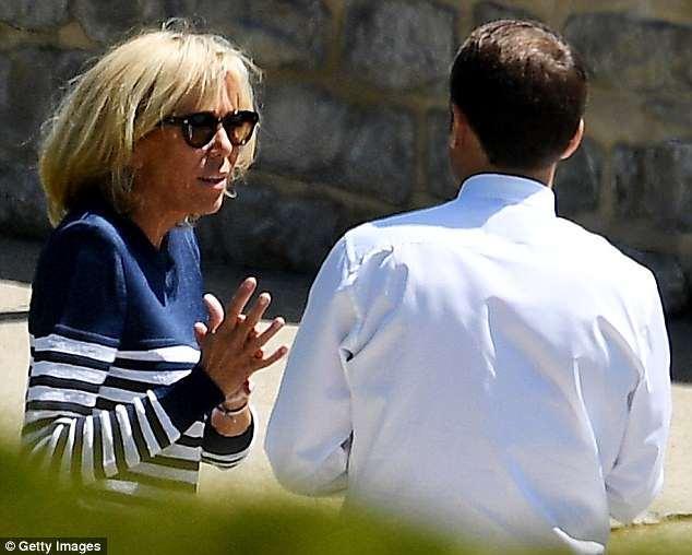 马克龙夫人布丽吉特穿1200美元白条纹蓝色毛