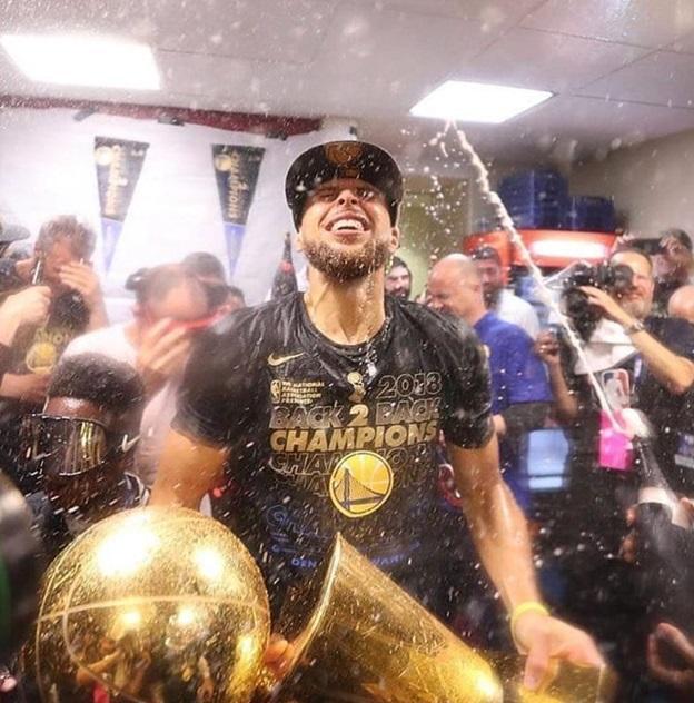 NBA勇士队4年3夺冠,喷香槟花300万元,球迷怒