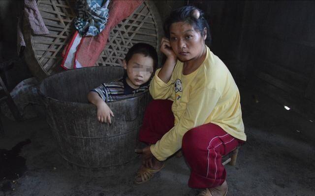 聋哑智障妈妈把儿子养在木桶里,4岁不会走路