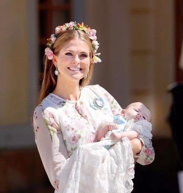 瑞典玛德琳公主第三个娃受洗，大女儿太欢脱被批没家教，有多动症