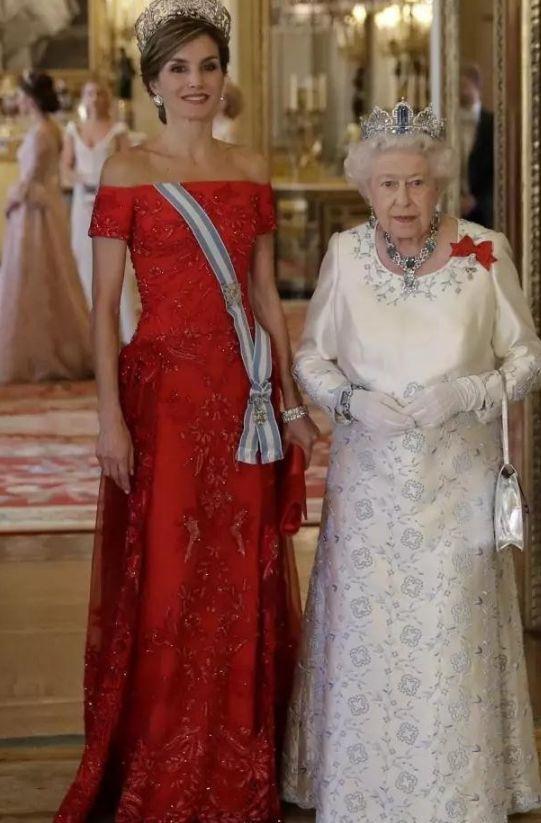 当凯特王妃遇见西班牙王后,同穿红色礼服,网友