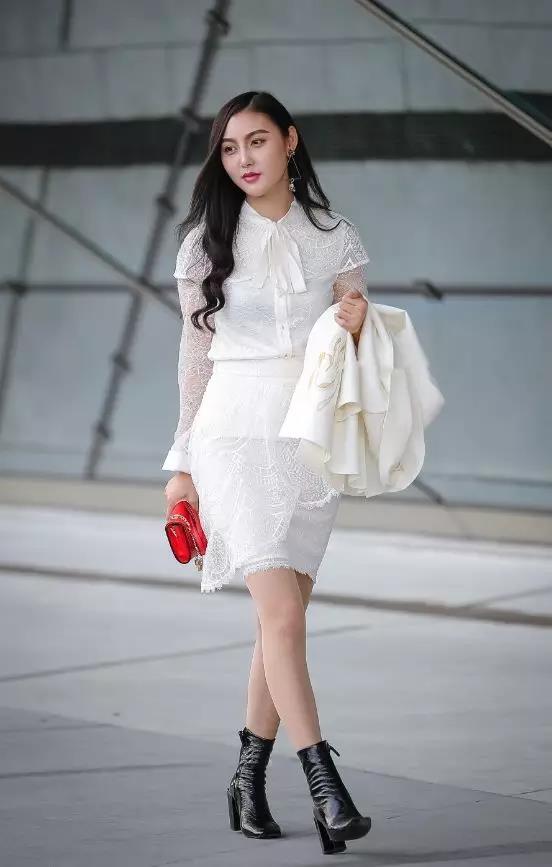 街拍:眉目如画,一表非凡,冰肌玉骨,漂亮夺目的性感白衣姐姐!