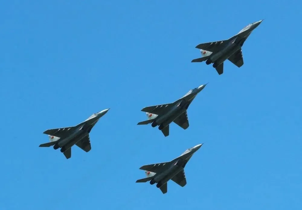 2019年6月24日，白俄罗斯空军战机编队从明斯克郊区上空飞过。新华社发（马祖列维奇摄）