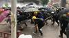 以德报怨!香港警察在暴徒的“砖块雨”中保护示威女子不被砸到