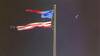 遭遇强烈暴雨 美国最大国旗被撕坏
