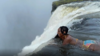 想红不要命？泳装女子趴在几十米高的瀑布边缘拍照