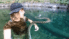 探险小伙与3米长蟒蛇在溪中偶遇 人蛇共游画风奇特