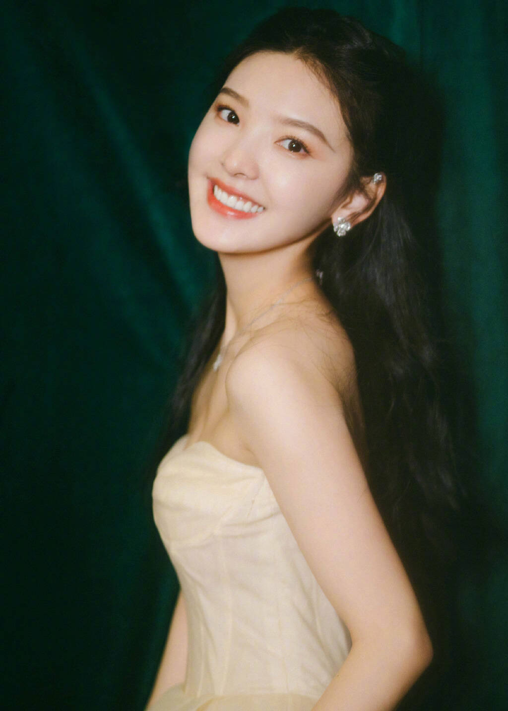 女演员章若楠抹胸薄纱裙时尚写真