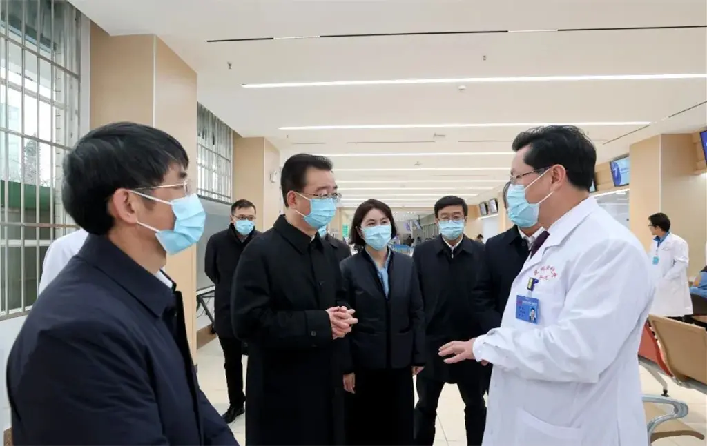 云南省委書記王寧走進昆明醫科大學第一附屬醫院。“云南發布”微信公眾號 圖