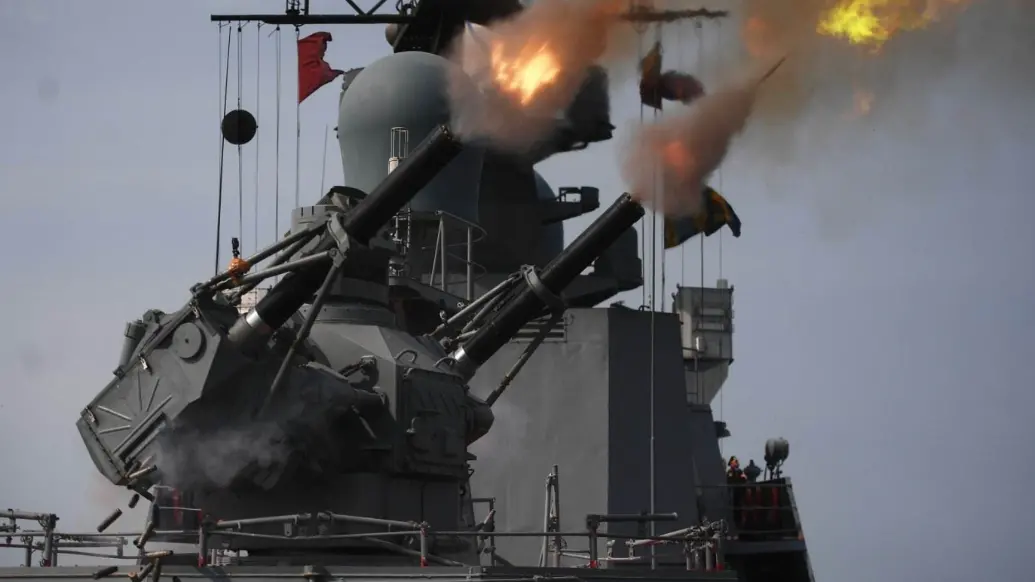 俄太平洋舰队在日本海进行舰炮射击与导弹发射训练