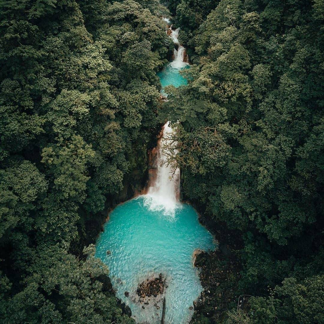 哥斯达黎加加的雨林瀑布景色