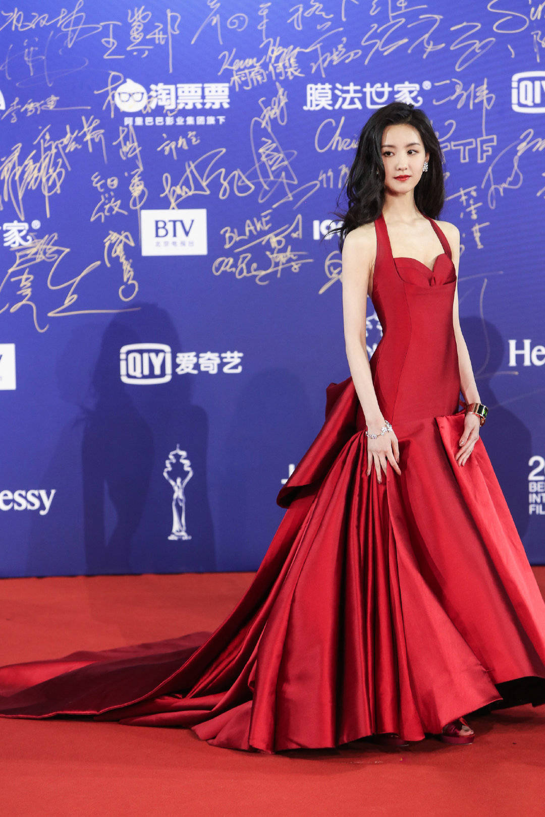 惊呆了,陈都灵的港风造型加上一身红裙太好看了!