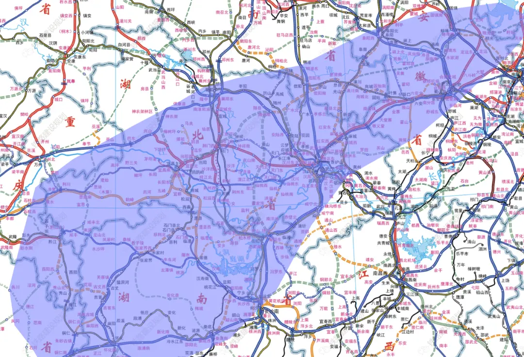 綜合當前氣象部門預報結果，劃定的可能受降雪、凍雨嚴重影響的區域（藍色區域）和鐵路交通情況。（注：此圖包括部分規劃的鐵路線路）