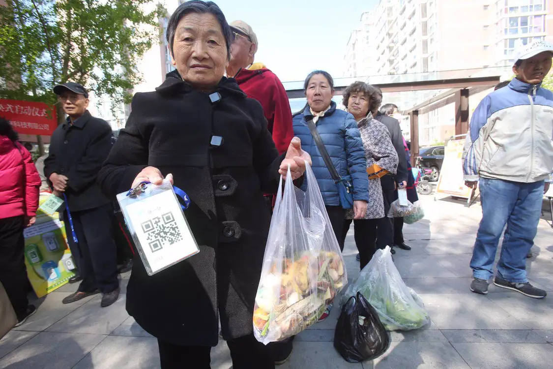 干货分享（智能垃圾分类箱）东城首个智能垃圾分类箱亮相，自动称重积分，智能回收垃圾箱策划方案，智能回收垃圾箱商业计划书，(图4)