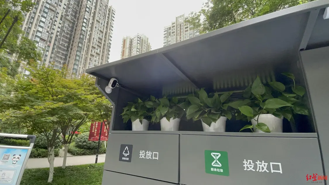 越早知道越好（垃圾分类箱）这个物业自费给小区安装智能垃圾分类箱 业主刷脸丢垃圾还能兑换商品，智能垃圾桶免费投放，智能垃圾箱怎么投放物品，(图4)