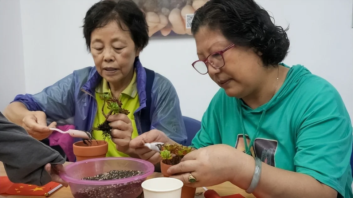 用“聚一聚”打开居家养老新方式,用“帮一帮”解决日常生活困扰,欢乐友道正成为老人好伴侣-聚一聚下一句