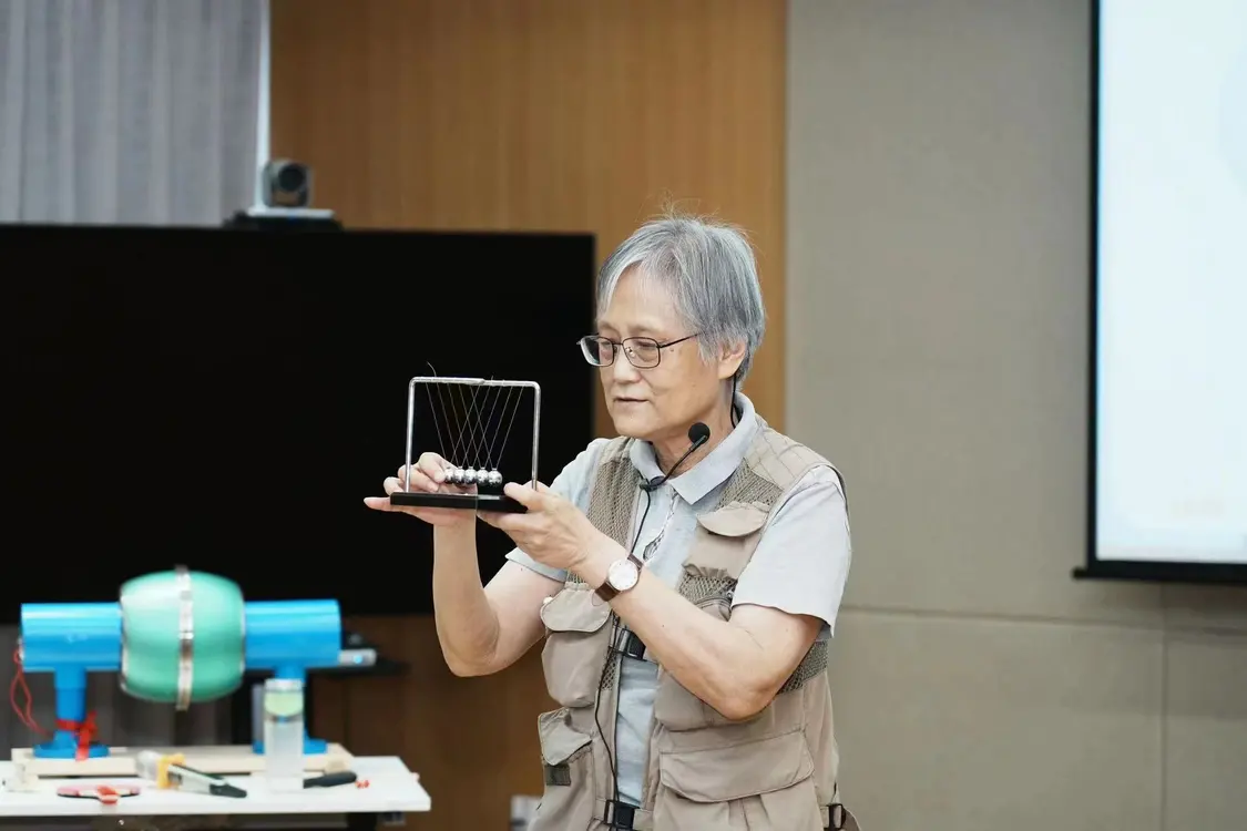 D09C18E711149ED75C0415E0A00FB7A3C2F0A078_size143_w1920_h1280.jpg 好奇心和科学探索:桃浦镇“好奇心大讲堂”启示录