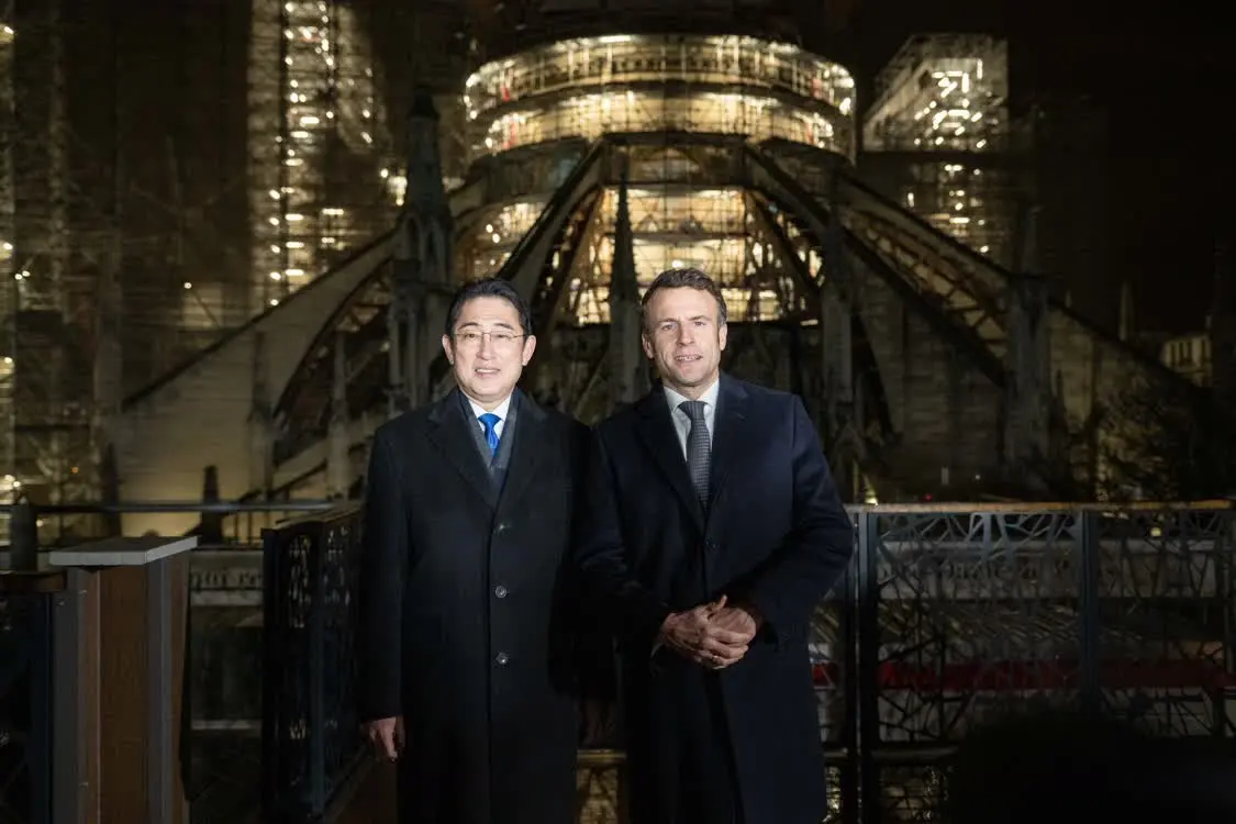 法焦点平台
总统马克龙邀请到访的日本首相岸田文雄参观巴黎圣母院大教堂的建筑工地。（IC photo）