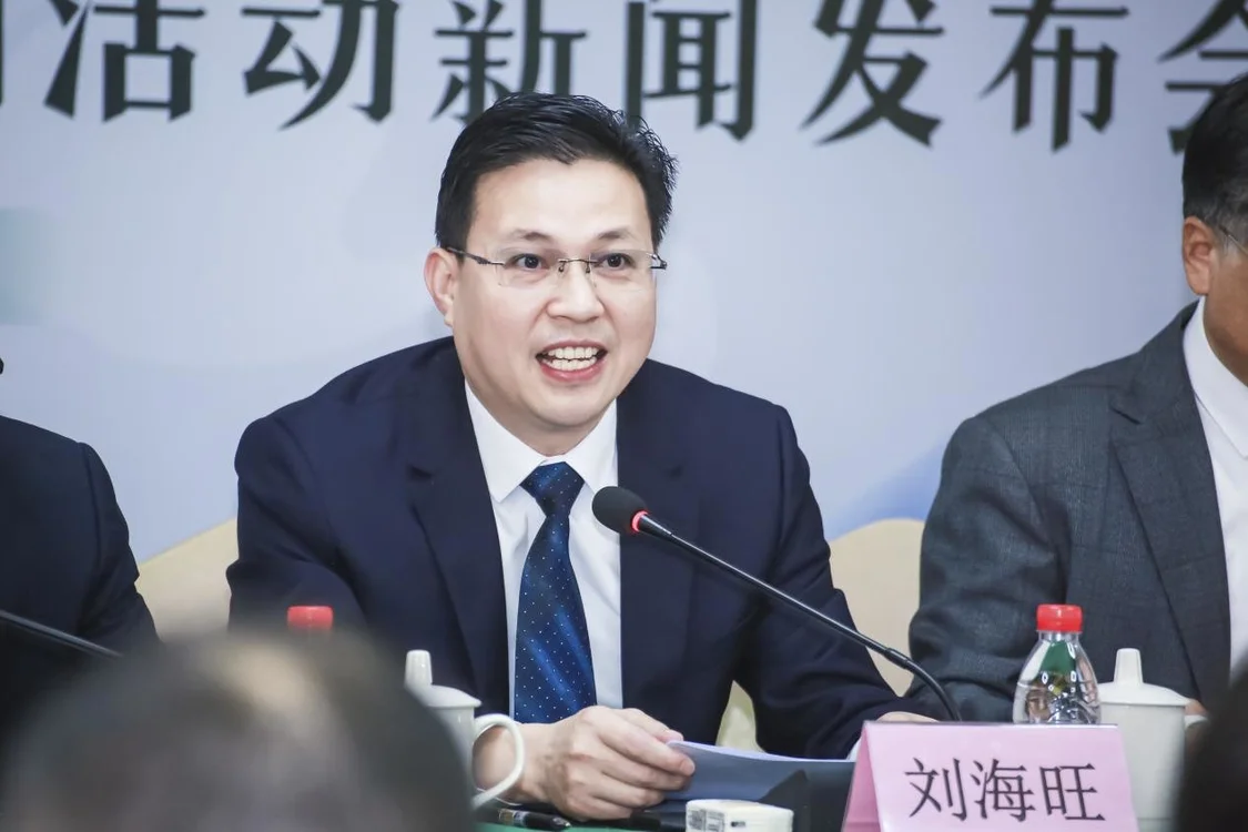 仁化县委副书记刘海旺介绍仁化白毛茶产业发展情况