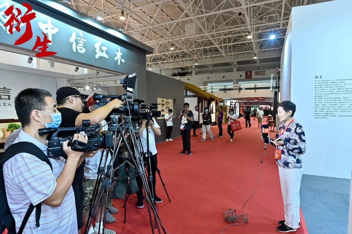 上海家具行业协会秘书长李霞现场接受媒体采访