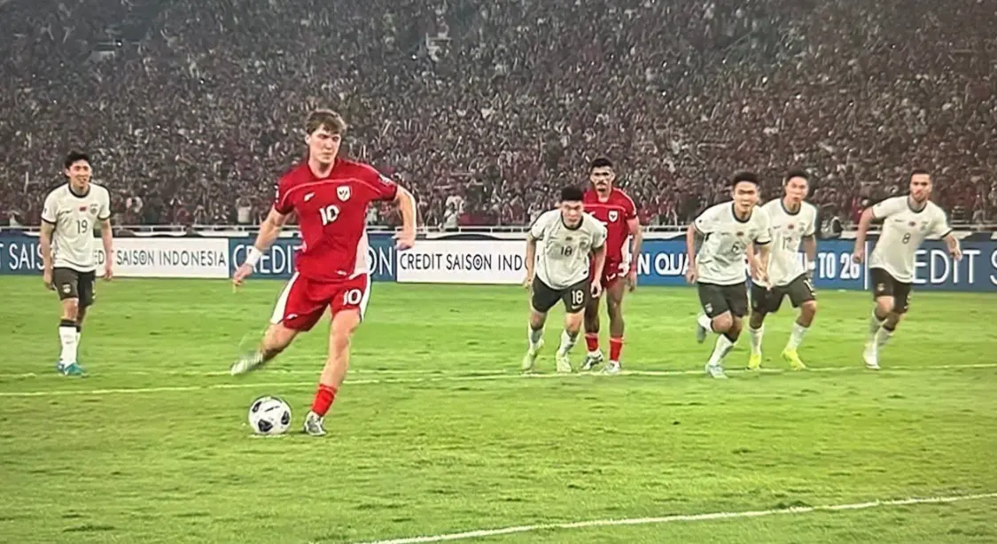 国足0-1落后印尼！杨泽翔犯规送点，罗梅尼一蹴而就