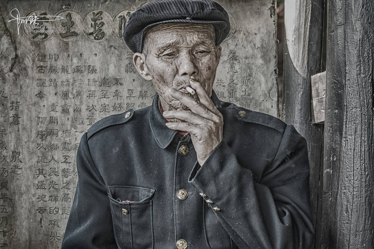 在侗乡偶遇的吸烟老人