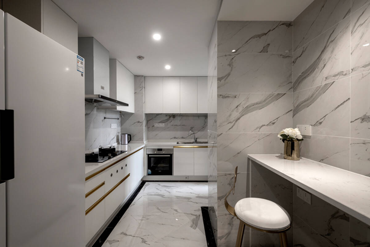 【厨房】厨房采用白色橱柜加上鱼肚白大理石砖,使整个天地墙统一整洁