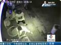 監控實(shí)拍8男子酒吧門(mén)口持武士刀瘋狂砍人