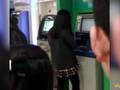 女子霸占ATM化妆 黑衣女将其暴揍撂倒