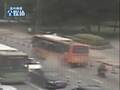 实拍温州一窨井爆炸当场掀起路过公交车