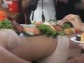 沈阳车展上演“女体盛寿司宴” 可当场试吃