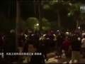 【马来反华潮】民众猛砸车辆 华裔记者受伤