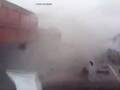 轿车雨天高速超车 撞上对向卡车瞬间成渣