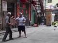 光脚的不怕穿鞋的 实拍两老汉当街对打