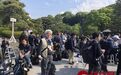 日本新天皇首次与国民见面 日本右翼走在队伍最前头