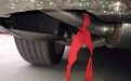 路上遇到后视镜绑红绳的车,老司机可能会主动避让,这是为什么?