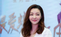 熊黛林一袭深V白裙现身捞金,肤色白里透红满脸尽显幸福肥