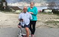 68岁残疾男子代步车电池被没收 只能在地上艰难爬行